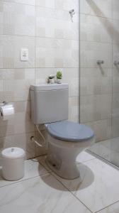 W łazience znajduje się toaleta i przeszklony prysznic. w obiekcie Morada do Xaxim - Chalé Hortência w mieście São Francisco de Paula