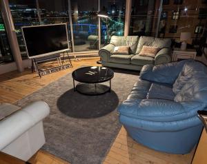 Ruang duduk di Designer Penthouse with Riverviews - G1 Glasgow City Centre, 3 Bedrooms, 2 Bathrooms, 1 Living room / Kitchen. Full Floor, Wrap Around Terrace, Panoramic Views, Off Central Station / Buchanan Street