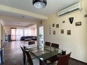 a dining room with a glass table and chairs at Villa Sutomore in Sutomore
