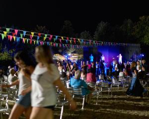 una folla di persone sedute su sedie a un concerto di Country Camp Campeggio Paradiso a Viareggio