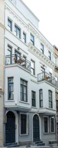 - un bâtiment blanc avec des portes et des fenêtres noires dans l'établissement Nm Suites Beyoglu, à Istanbul