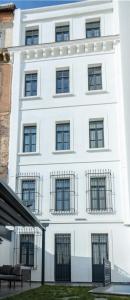- un bâtiment blanc avec des fenêtres noires dans l'établissement Nm Suites Beyoglu, à Istanbul