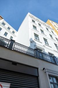 - un bâtiment blanc avec un balcon sur le côté dans l'établissement Nm Suites Beyoglu, à Istanbul