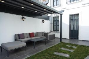 d'une terrasse avec un canapé, une table et de la pelouse. dans l'établissement Nm Suites Beyoglu, à Istanbul