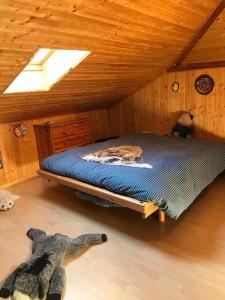 1 dormitorio con 1 cama con 2 animales de peluche en el suelo en La tana alla Costa di Sessa, en Sessa