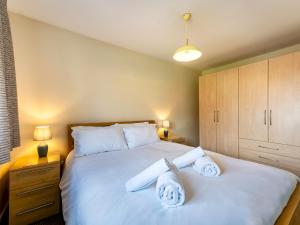 um quarto com uma grande cama branca com toalhas em Pass the Keys Town Location for Shrewsbury with 3 Bedrooms em Shrewsbury