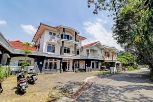 una casa con una motocicleta estacionada frente a ella en OYO 2452 Hotel Metro en Bandung