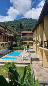uma vista para um resort com uma piscina em Hotel da Ilha em Ilhabela