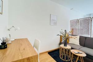 ein Wohnzimmer mit einem Tisch und einem Sofa in der Unterkunft Bright Studio - Central - Balcony - Trade Fair in Düsseldorf