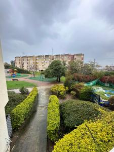 Blick auf einen Park mit einem Spielplatz und einem Gebäude in der Unterkunft דירה לטווח קצר וארוך in Qiryat Ata