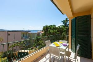 a balcony with a table and chairs on a balcony at Appartamenti Le Maree in La Maddalena