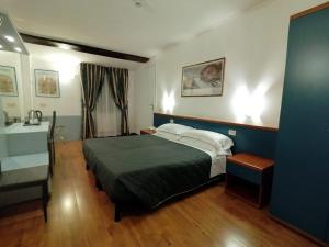 1 dormitorio con 1 cama y lavamanos. en Hotel Julia en Roma