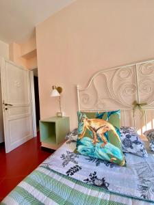 Dormitorio con cama con almohada de mono en Taormina’s Sun, en Taormina