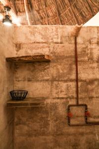 uma parede com uma prateleira e um cesto em Hotel B. Secreto Maya em Yaxché