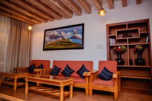 sala de estar con sofá y mesa en Himalayan Glory Inn, en Pokhara