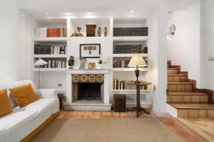 ein Wohnzimmer mit einem Sofa und einem Kamin in der Unterkunft Estate4home- Villa Le Camelie in Sant'Agnello