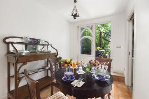 ein Esszimmer mit einem Tisch und Obst darauf in der Unterkunft Estate4home- Villa Le Camelie in Sant'Agnello