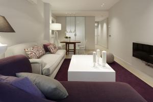 sala de estar con sofá y mesa en Easo Suite 1 by FeelFree Rentals, en San Sebastián