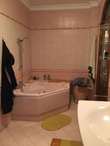 Villa Dina في شرم الشيخ: حمام مع حوض استحمام ومغسلة