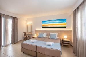een slaapkamer met twee bedden en een schilderij aan de muur bij Sunshine Village Hotel in Chersonissos +51 foto's