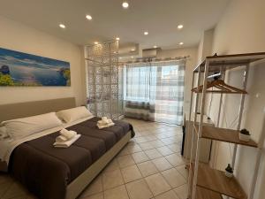 ein Schlafzimmer mit einem Bett mit zwei Handtüchern darauf in der Unterkunft B&B OFF Rooms and Relax in Neapel