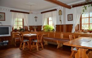 Restoran või mõni muu söögikoht majutusasutuses The farmhouse Bevsek Osep
