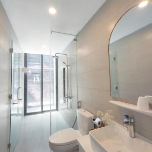 uma casa de banho com um WC, um lavatório e um chuveiro em Oceanami Villa Long Hải - Vũng Tàu em Long Hai