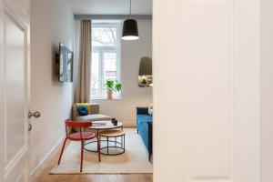 - un salon avec une table et une chaise dans l'établissement Design Apartments near Botanical Garden, à Zagreb