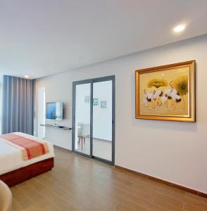 Oceanami Villa Long Hải - Vũng Tàu في لونغ هاي: غرفة نوم بسرير ودهان حيوانات على الحائط