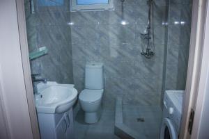uma pequena casa de banho com WC e lavatório em Sunny Apartments em Tbilisi