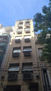 Un edificio alto con muchas ventanas. en Hostel Che Boutique en Buenos Aires