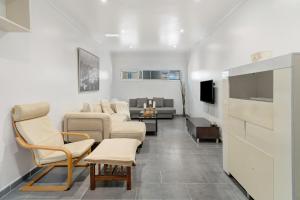 - un salon avec un canapé et une télévision dans l'établissement Moderno Triplex Sonneland, à Maspalomas