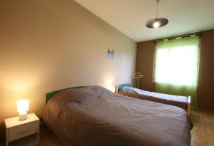 - une chambre avec un lit et une fenêtre lumineuse dans l'établissement Chez frutos, à Vielleségure