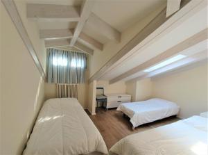 ストレーザにあるAntica Stresaのベッドルーム1室(ベッド2台、窓付)