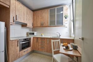 Kuchyňa alebo kuchynka v ubytovaní BBarcelona Montjuic Apartment