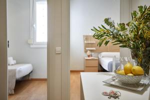 salon z miską owoców na stole w obiekcie BBarcelona Montjuic Apartment w Barcelonie