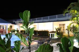 Vrt ispred objekta LUTIX HOTELS