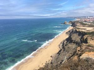 vistas aéreas al océano y a la playa en A casinha en Encarnação