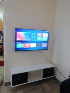TV a/nebo společenská místnost v ubytování CBD Nakuru luxurious Studio-Nash