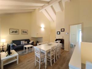 斯特雷薩的住宿－Antica Stresa，客厅配有桌子和沙发
