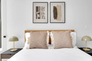 מיטה או מיטות בחדר ב-Cobble Hill 3BR w WD nr Carroll Park NYC-885