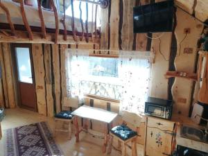 sala de estar con mesa y ventana en Casa rustica, en Brasov