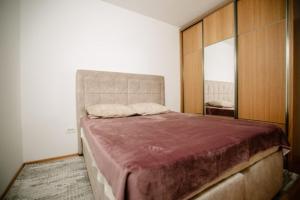 Un dormitorio con una cama grande en una habitación. en Kruzer centar, en Nikšić