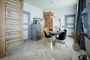 a kitchen and dining room with a table and chairs at UUE TÄNAVA KORTER in Kuressaare