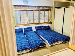 Letto o letti in una camera di MoRi House IN 伊勢佐木町