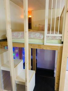 um par de beliches num quarto em MoRi House IN 伊勢佐木町 em Yokohama