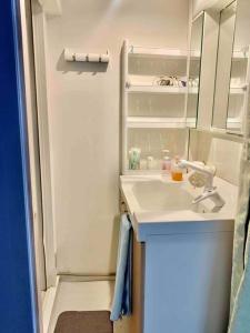 un bagno con lavandino e specchio di MoRi House IN 伊勢佐木町 a Yokohama