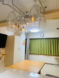 una cucina con due luci e un tavolo di legno di MoRi House IN 伊勢佐木町 a Yokohama Altre 37 foto