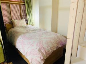 Letto o letti in una camera di MoRi House IN 伊勢佐木町