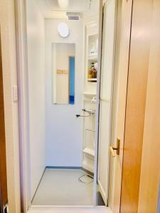 un corridoio con una porta aperta su una camera di MoRi House IN 伊勢佐木町 a Yokohama